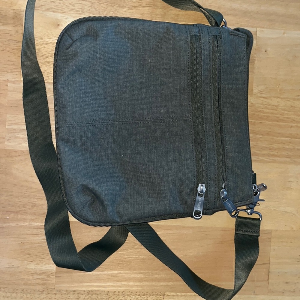 Everyday Crossbody Bag in olive - Lightweight, Multiple Pockets